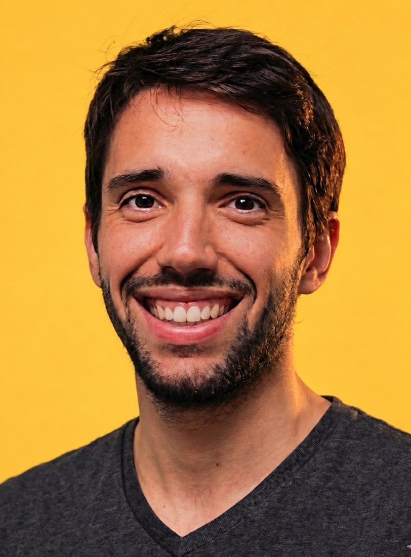 Jacques Besancon, souriant, sur un fond jaune doré